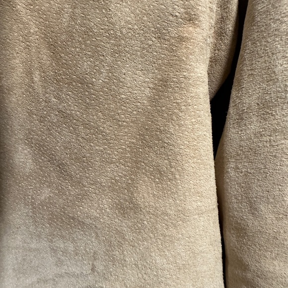 Very heavy and warm Genuine leather women coat /jacket . Looks like new - Picture 6 of 12